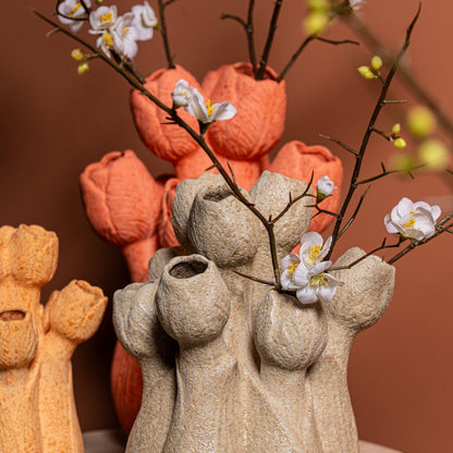 Ellodie Cream Ceramic Tulip Shaped Tulip Vase M van PTMD, sfeerfoto met bloemen op tafel