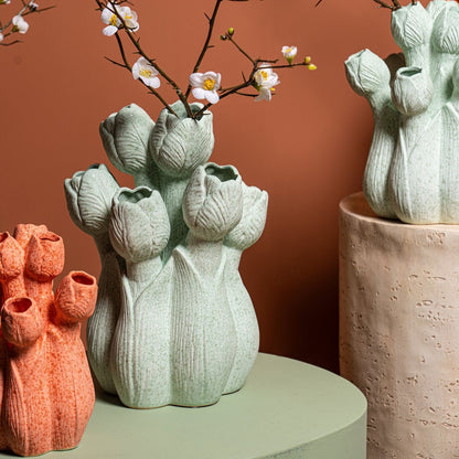 Ellodie Cream Ceramic Tulip Shaped Tulip Vase M van PTMD, sfeerfoto gecombineerd met andere Ellodie vazen