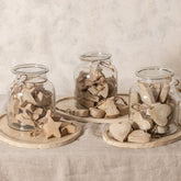 Elvera Plateau Travertin Naturel Organisch Large van PTMD, sfeerbeeld met het travertin plateau gestyled op tafel