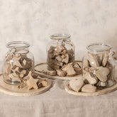 Elvera Plateau Travertin Naturel Organisch Medium van PTMD, sfeerbeeld met het travertin plateau gestyled op tafel