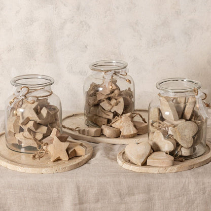 Elvera Plateau Travertin Naturel Organisch Medium van PTMD, sfeerbeeld met het travertin plateau gestyled op tafel