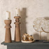Elzo Kandelaar Mangohout Lichtbruin Geribbeld Large van PTMD, sfeerbeeld met de kandelaar in lichtbruin mangohout