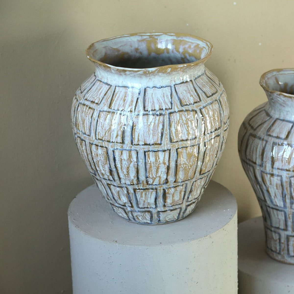 Emylee pot large van PTMD gestyled in een interieur, hoge witte pot