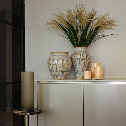 Emylee pot large van PTMD in een sfeerbeeld, witte keramieken pot met plant