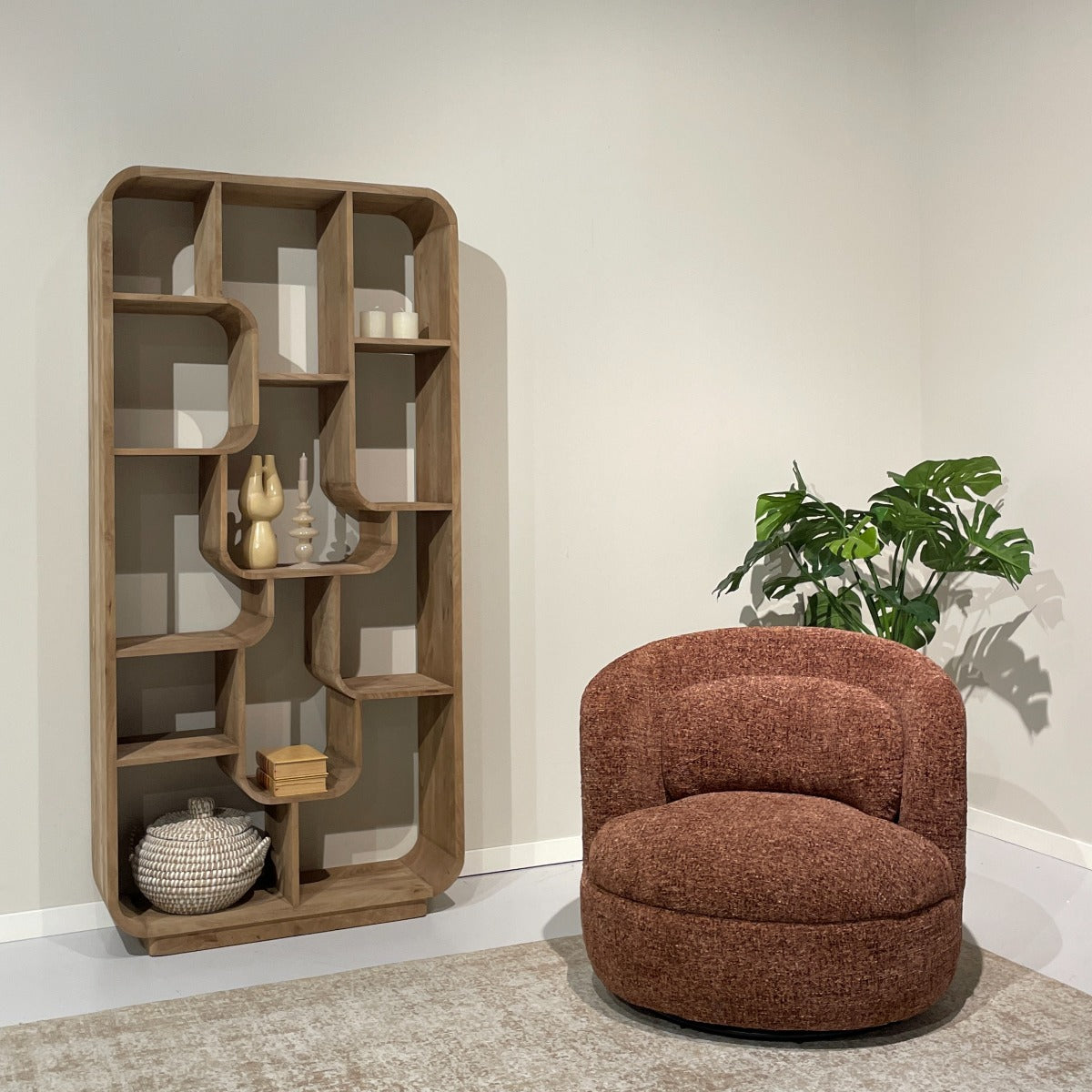 Fauteuil Britt Bordeaux van Livingfurn, 360 graden draaibaar