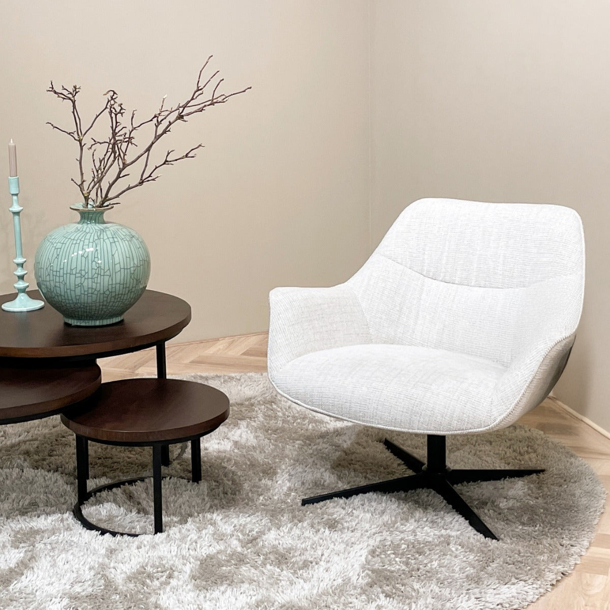 Fauteuil Daphne Greige van Livingfurn met zwart onderstel