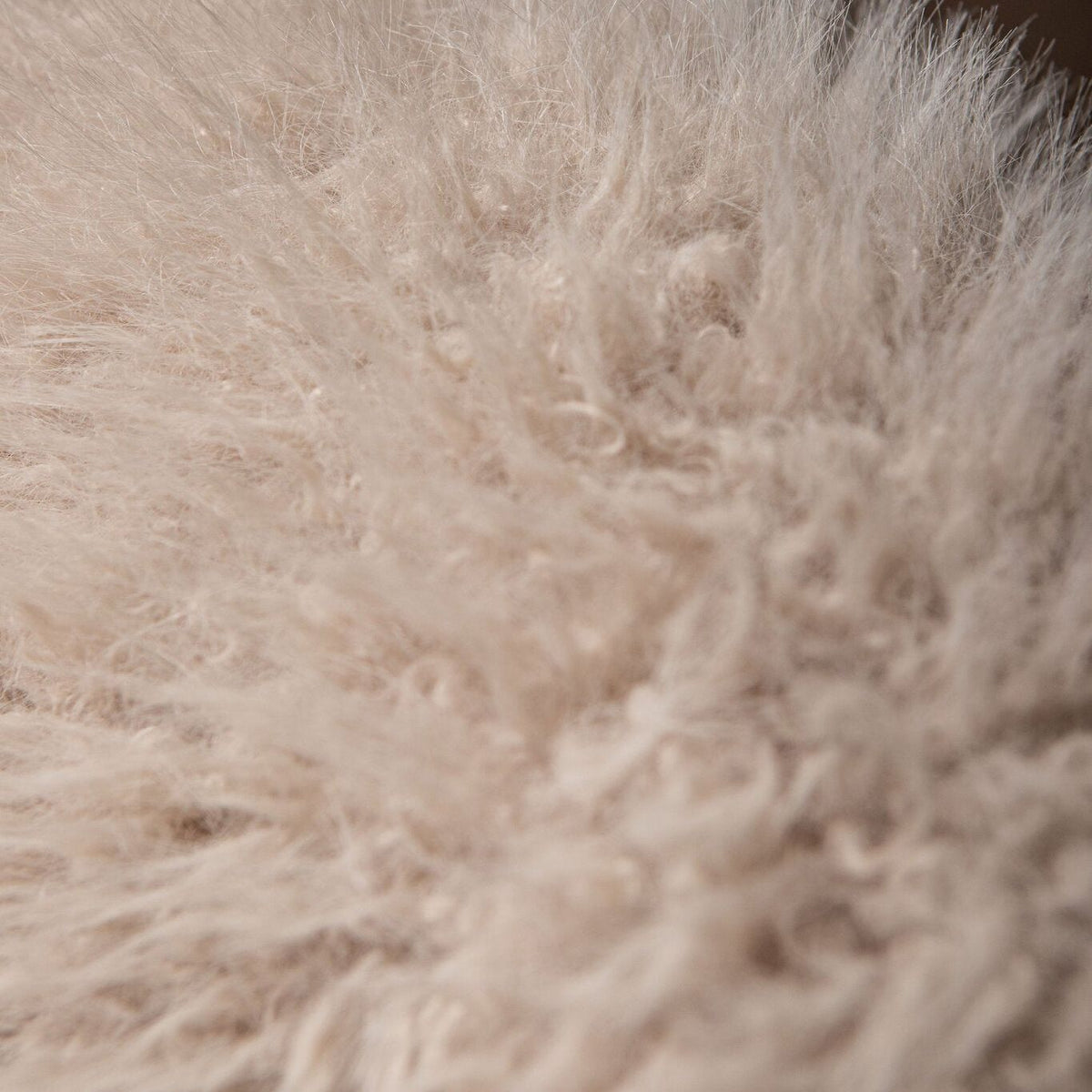 Beige Franklyn fauteuil van PTMD in een lichte zithoek