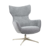 Fauteuil Julia van Starfurn in een moderne woonkamer naast een bank en een bijzettafel