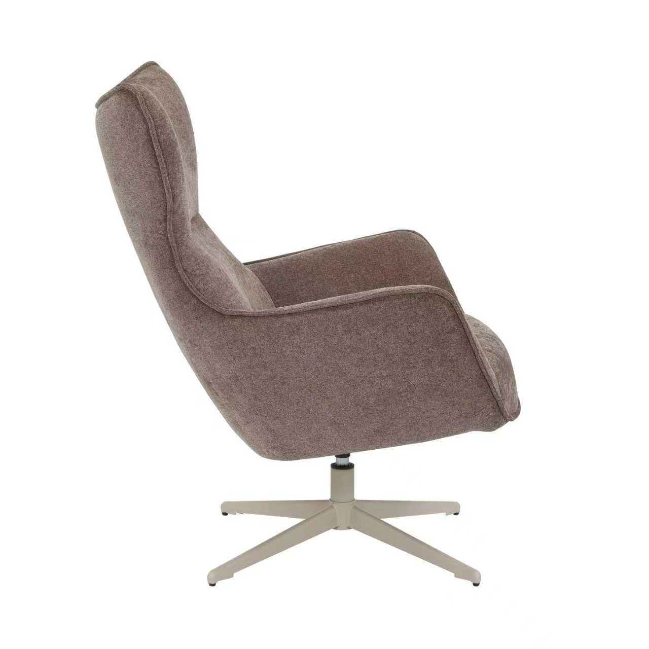 Fauteuil Julia van Starfurn in bruine stof, schuin aanzicht van de draaibare zitting