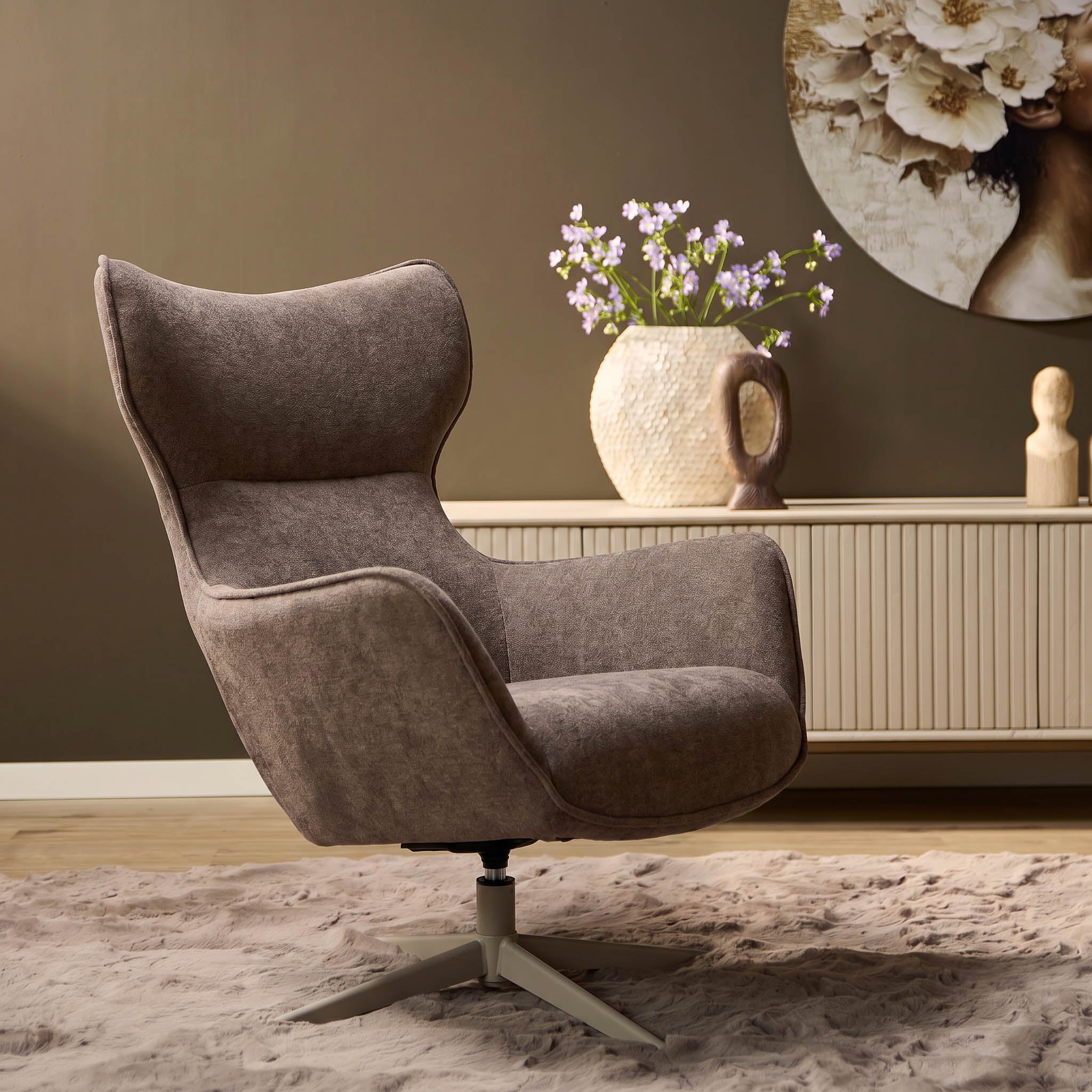 Fauteuil Julia van Starfurn in bruine stof, totaalbeeld van de fauteuil