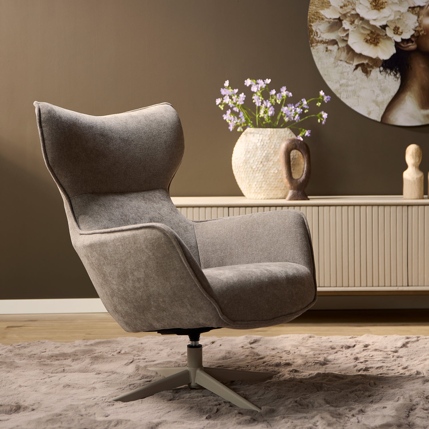 Fauteuil Julia van Starfurn in taupe stof, vooraanzicht met hoge rugleuning en metalen poot