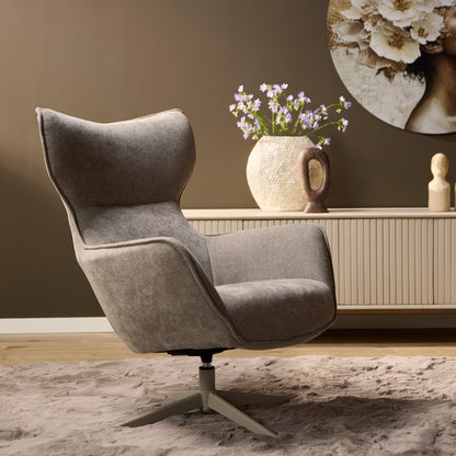 Fauteuil Julia van Starfurn in taupe stof, vooraanzicht met hoge rugleuning en metalen poot