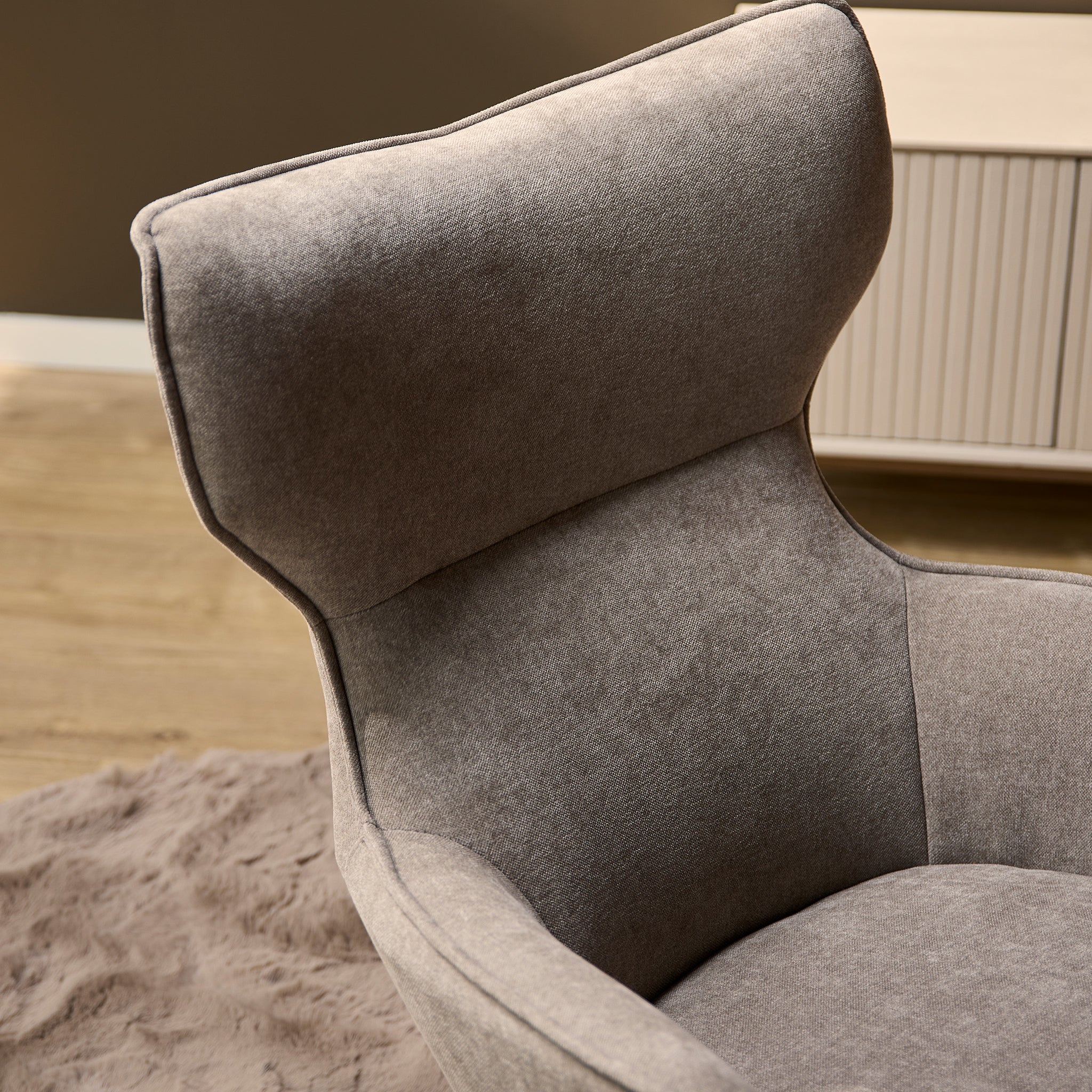 Fauteuil Julia van Starfurn in taupe, zijaanzicht met doorlopende armleuning