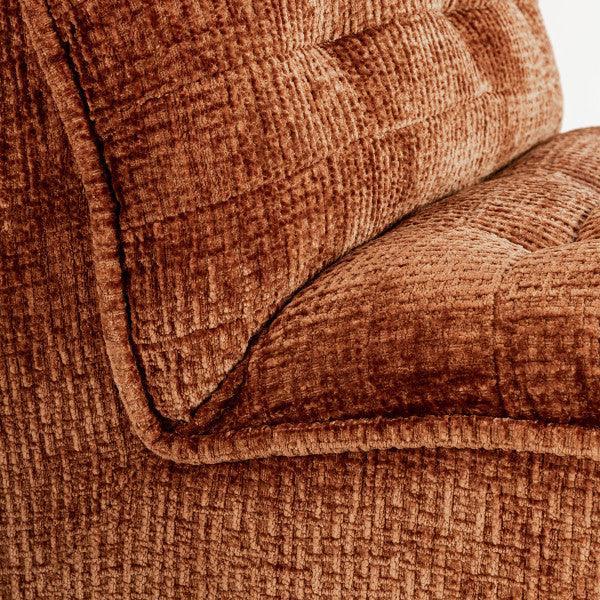 Fauteuil Liberty Glamour Kaneel van MUST Living, zijaanzicht met houten poten