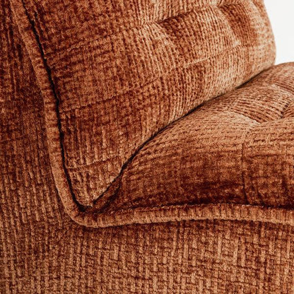 Fauteuil Liberty Glamour Kaneel van MUST Living, zijaanzicht met houten poten