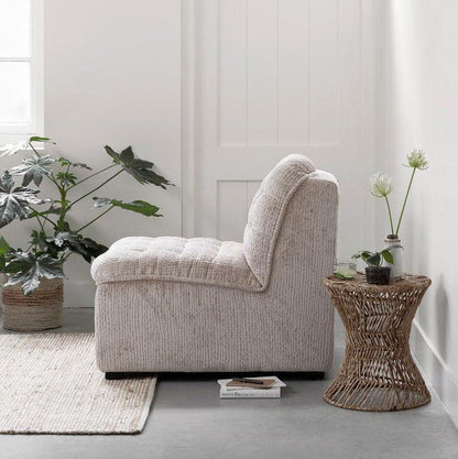 Fauteuil Liberty Glamour Naturel van MUST Living, zijaanzicht met houten poten