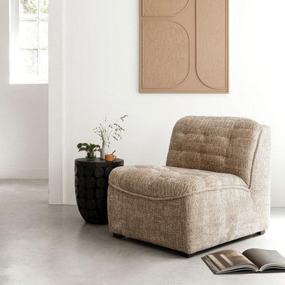 Fauteuil Liberty Glamour Zand van MUST Living, schuin zijaanzicht van de rugleuning