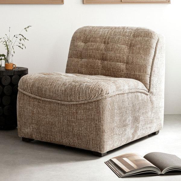 Fauteuil Liberty Glamour Zand van MUST Living, zijaanzicht met houten poten