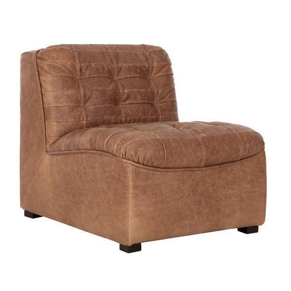 Fauteuil Liberty van MUST Living, cognac leren kuipstoel op witte achtergrond