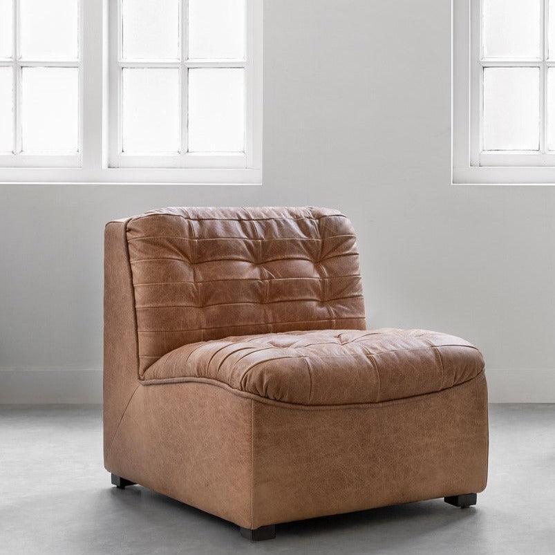 Fauteuil Liberty van MUST Living, sfeerbeeld van de leren fauteuil in een woonkamer