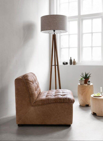 Fauteuil Liberty van MUST Living, zijaanzicht van de leren kuip en houten poten