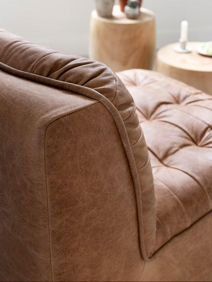 Fauteuil Liberty van MUST Living, achteraanzicht van de cognac leren rugleuning