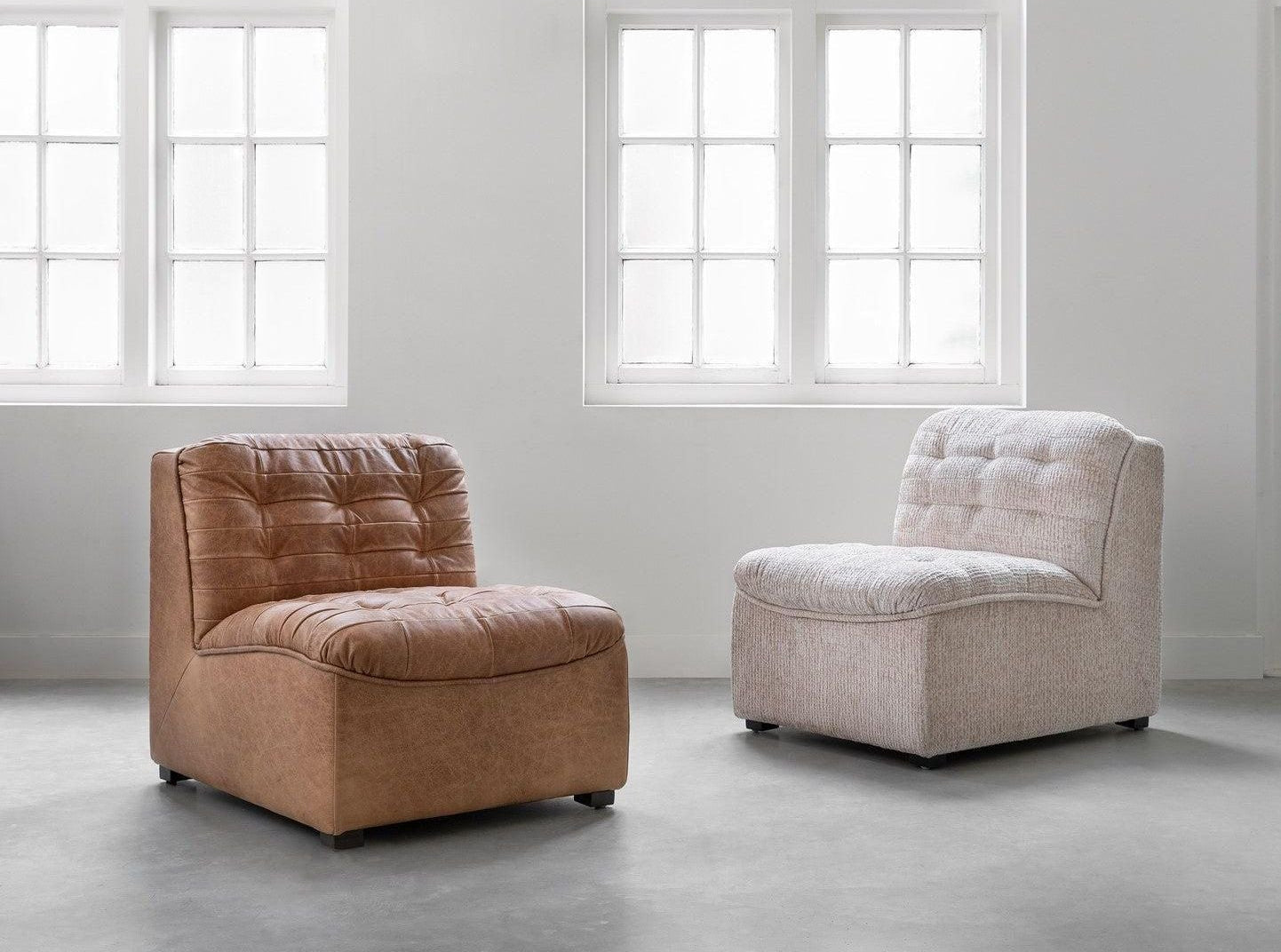 Fauteuil Liberty van MUST Living, detail van het volnerf leer met natuurlijke nerftekening
