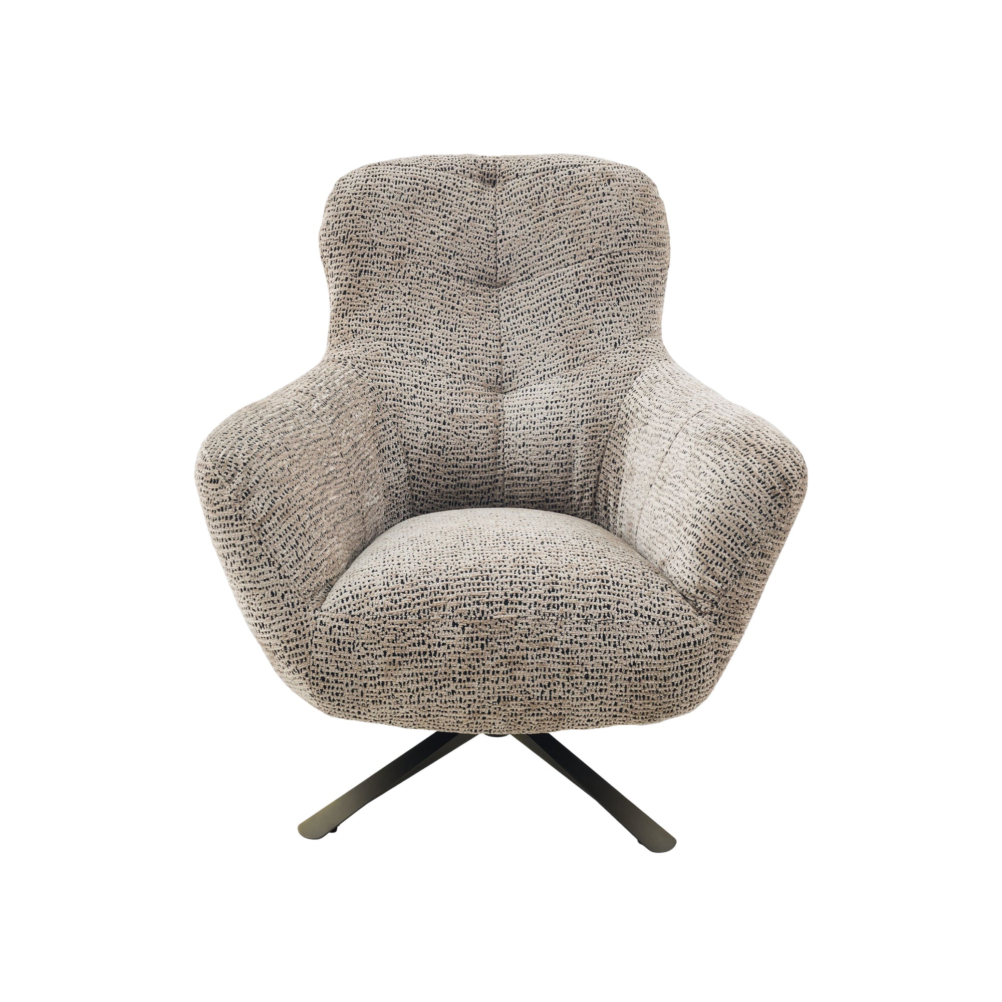 Fauteuil Nena Bruin van Starfurn, afgeronde rugleuning die overloopt in de armleuningen