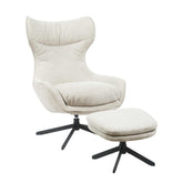 Fauteuil Olivia van Starfurn in een warme woonkamer, met voetenbankje naast een bijzettafel