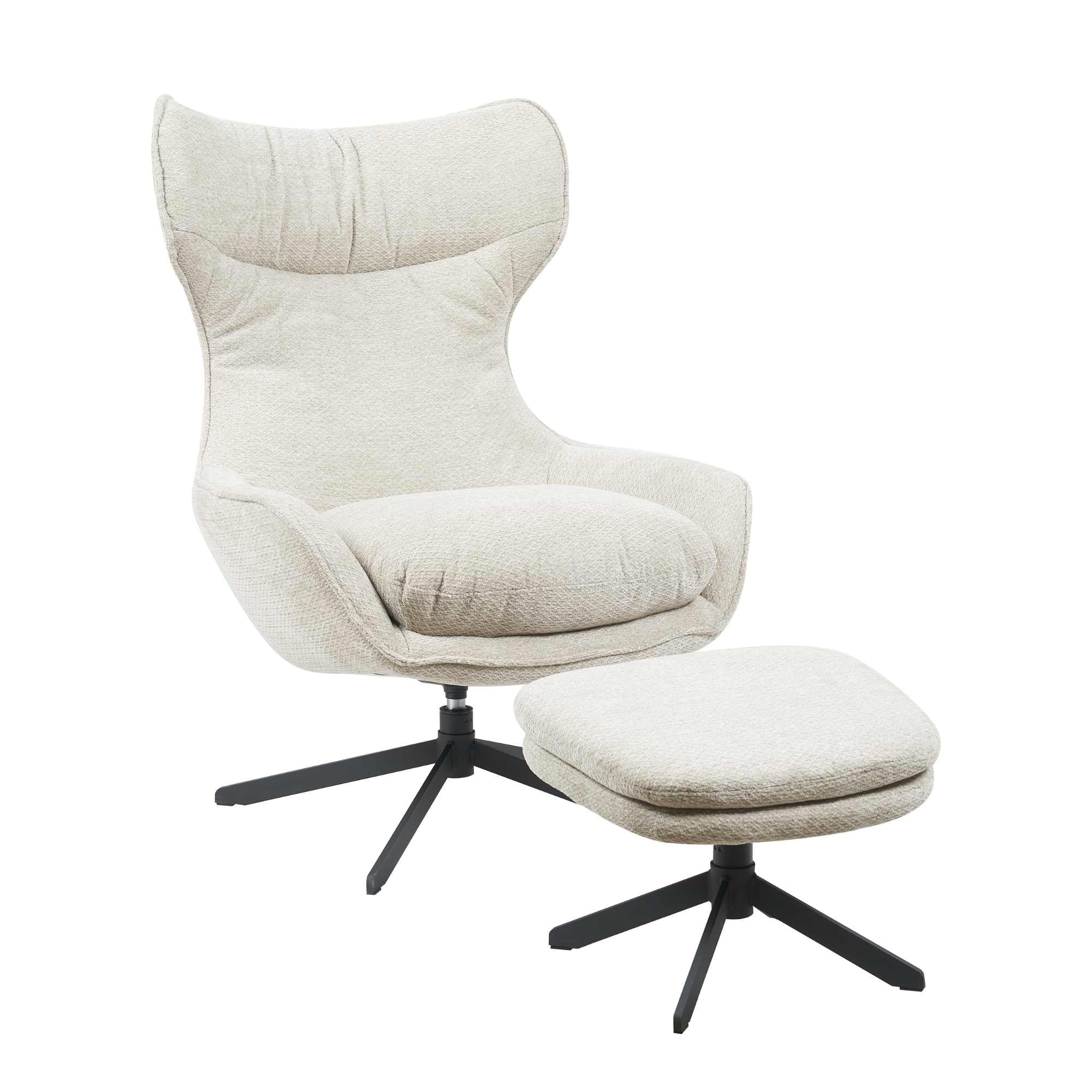 Fauteuil Olivia van Starfurn in een warme woonkamer, met voetenbankje naast een bijzettafel