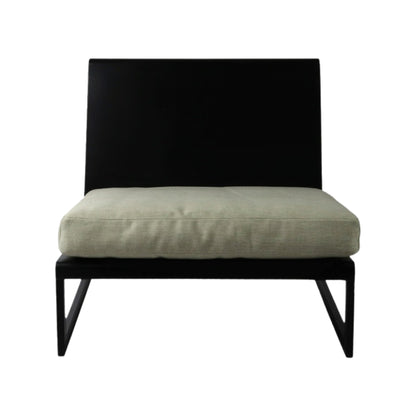 Fauteuil Vanta Loungestoel Metaal Zwart van Pomax, vooraanzicht van het metalen frame met kussen