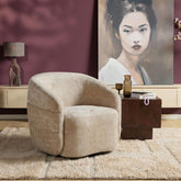 Fauteuil Yara Beige van Starfurn in een neutraal ingerichte kamer bij een grote plant