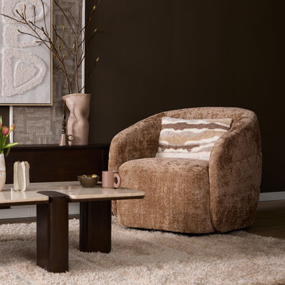 Fauteuil Yara van Starfurn in cinnamon naast een bank met kussens en een plaid