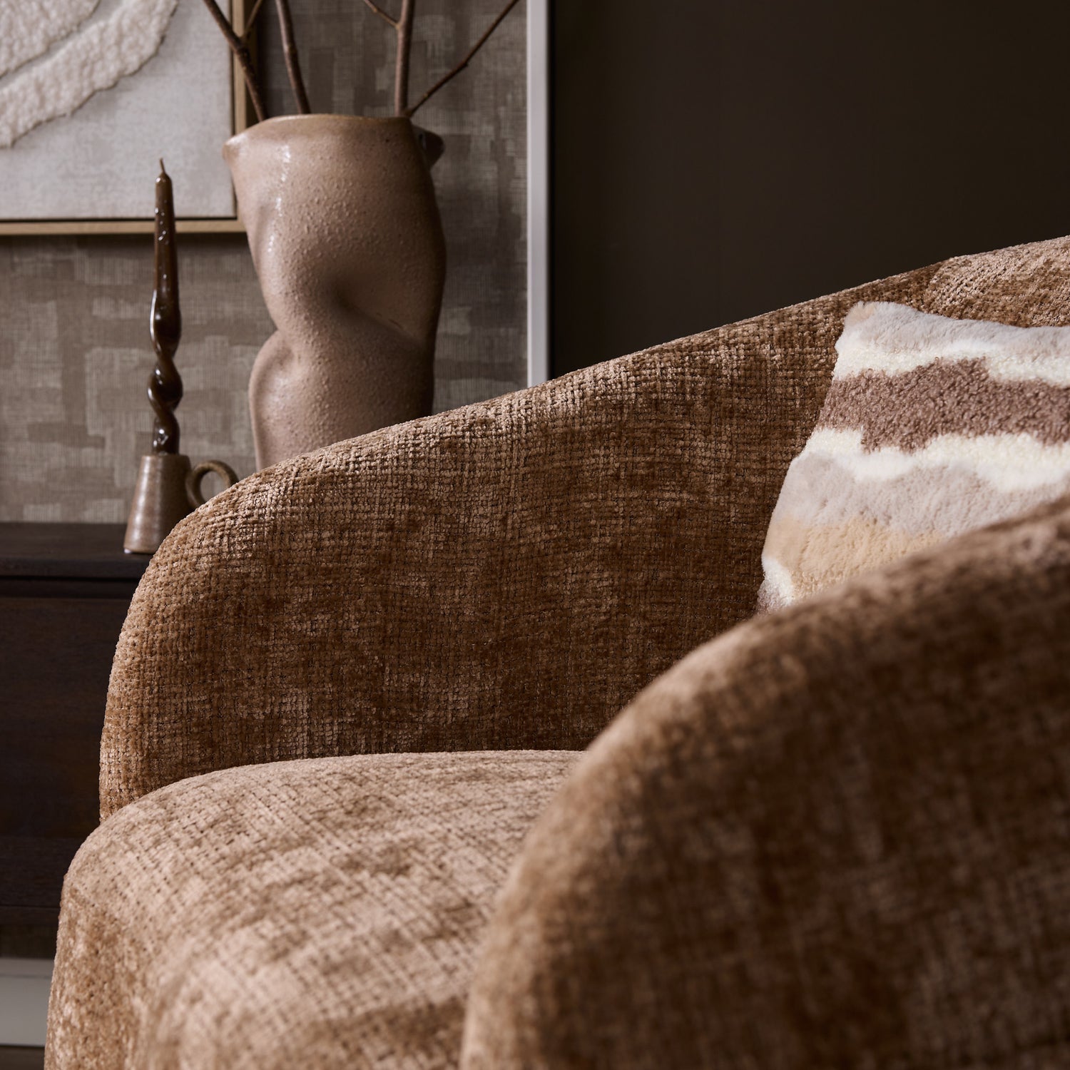 Fauteuil Yara Cinnamon van Starfurn in een sfeervolle kamer bij een grote plant