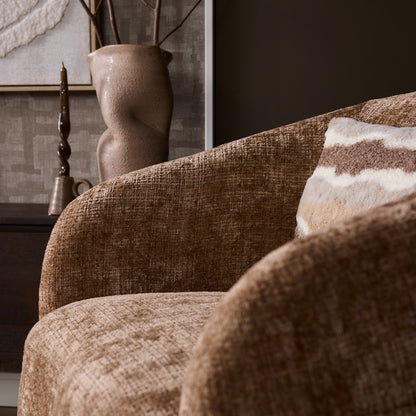 Fauteuil Yara Cinnamon van Starfurn in een sfeervolle kamer bij een grote plant