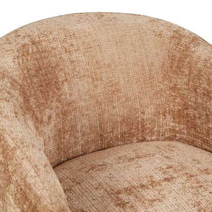 Draaibare fauteuil Yara van Starfurn in een warme woonkamer naast een houten bijzettafel