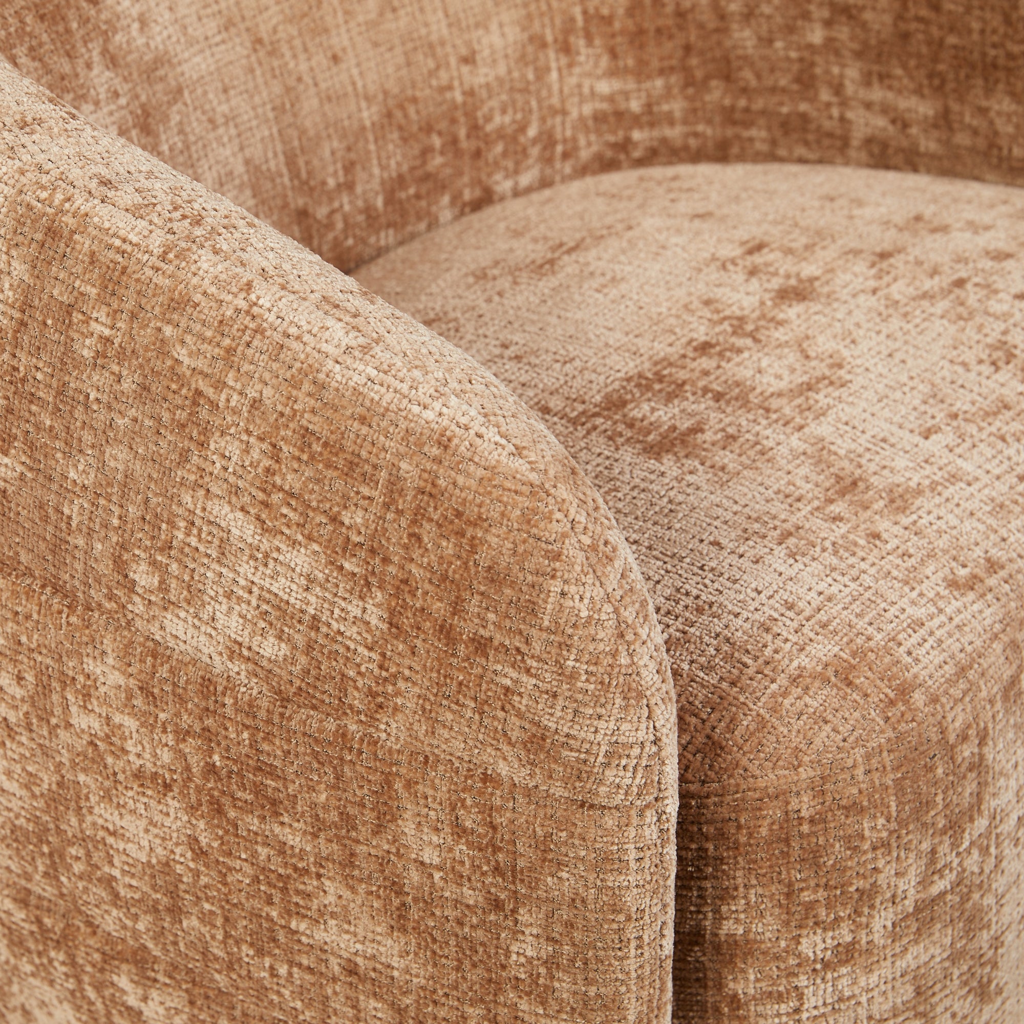 Fauteuil Yara Cinnamon van Starfurn van opzij met de vloeiende lijn van rug naar armleuning