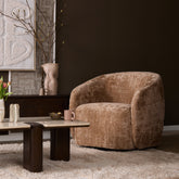 Detail van het draaibare onderstel onder de Fauteuil Yara van Starfurn
