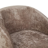 Draaibare fauteuil Yara van Starfurn in een woonkamer naast een bijzettafel en een schemerlamp