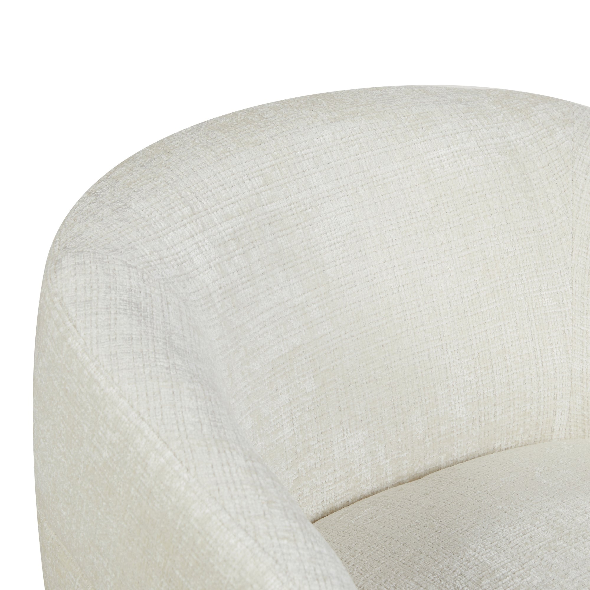 Draaibare fauteuil Yara van Starfurn in een lichte woonkamer naast een bijzettafel