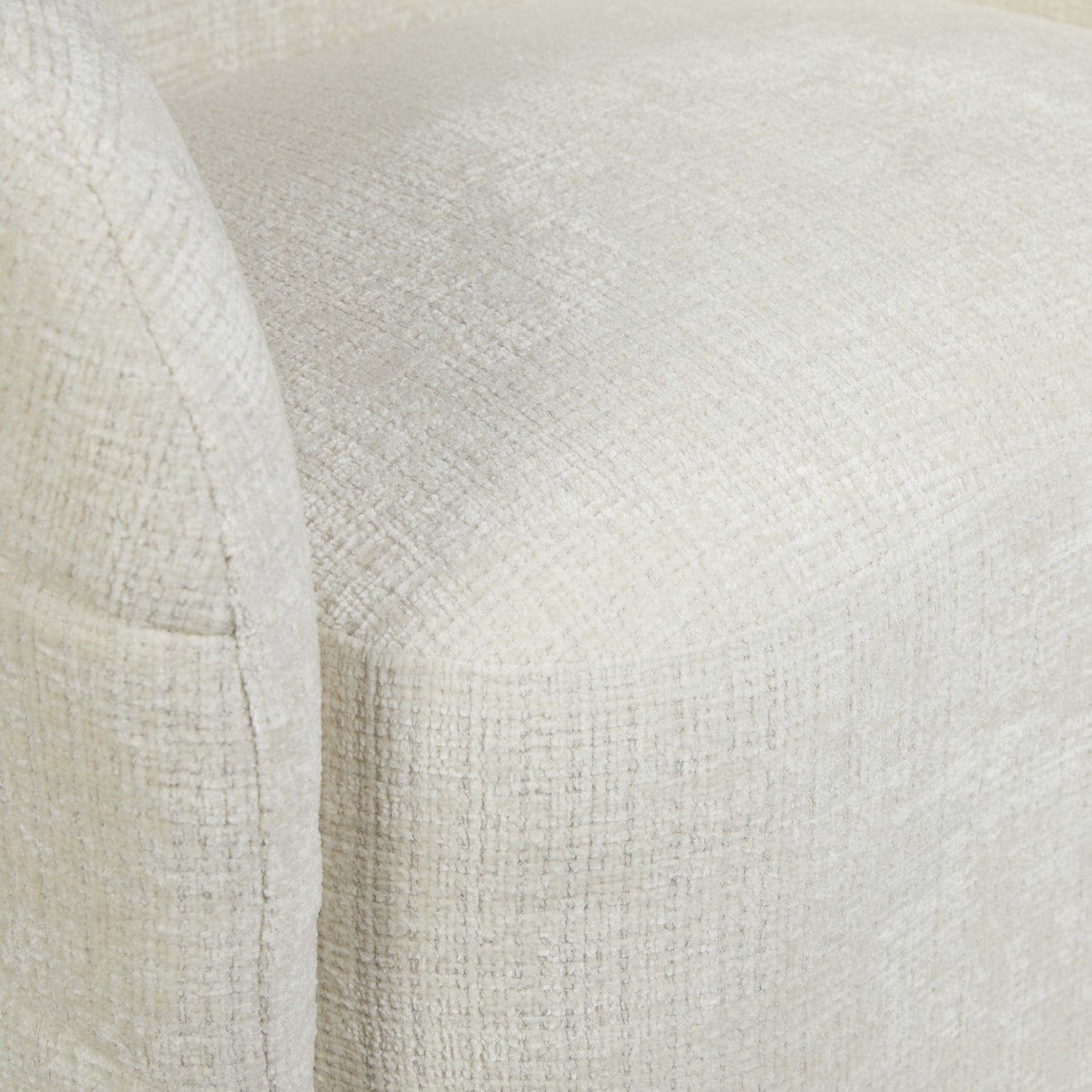 Fauteuil Yara Off White van Starfurn van opzij gezien met de vloeiende lijn van rug naar armleuning
