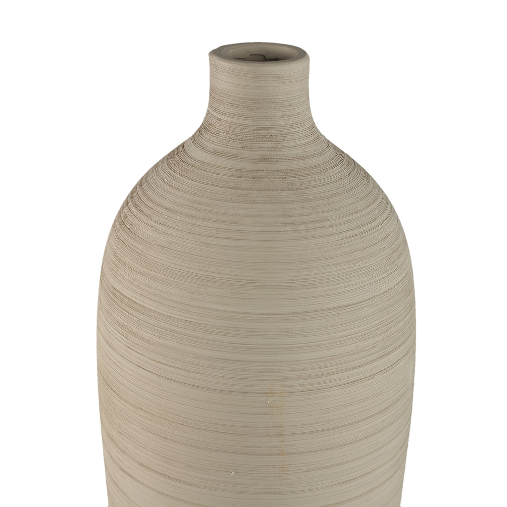 Detail van de matte beige keramiek van de grote Cavinn flesvaas van PTMD