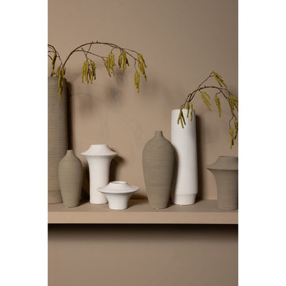 Beige Cavinn flesvaas XL van PTMD in een woonkamer, sfeerbeeld met hoge droogbloemen