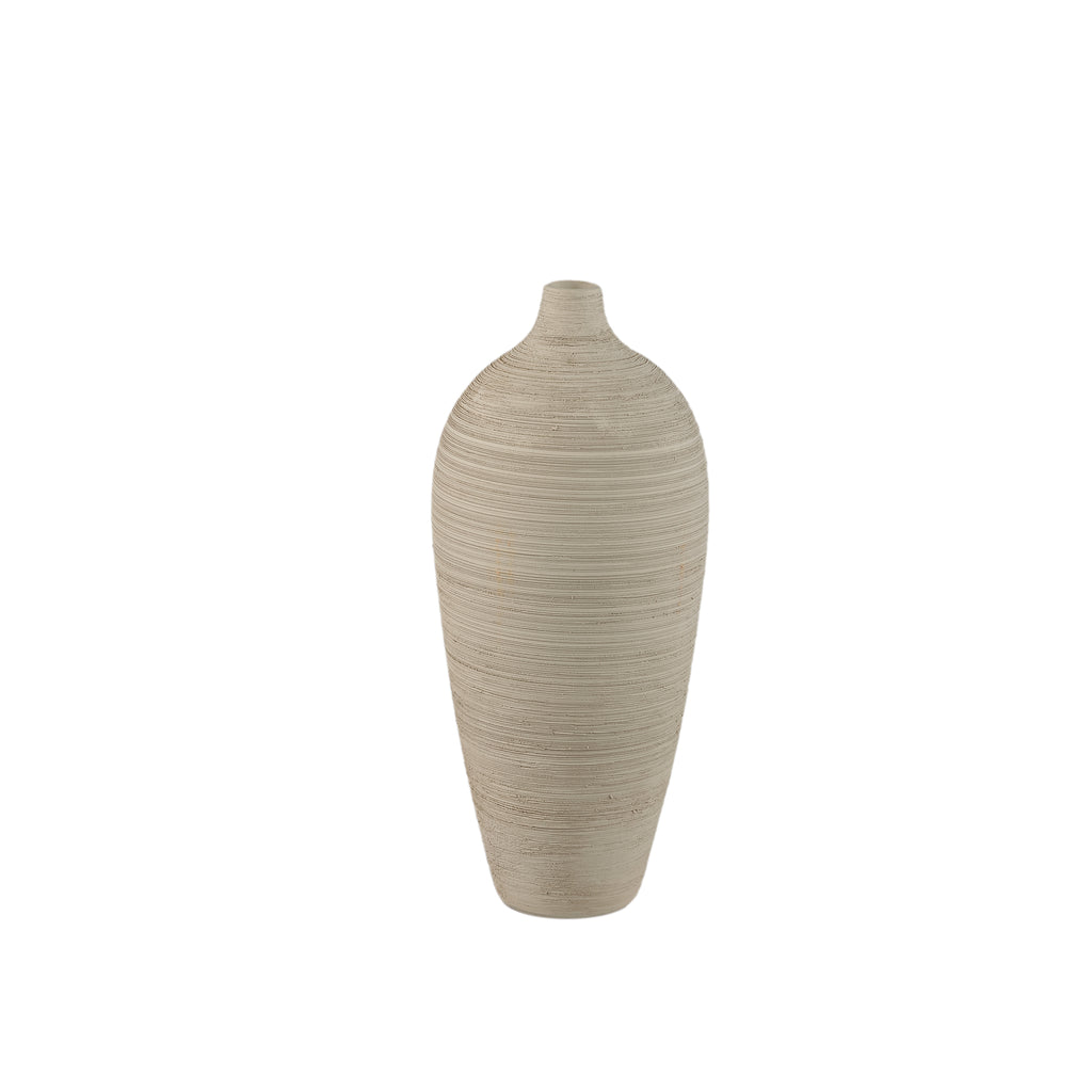 Flesvaas Cavinn Small van PTMD, mat beige keramiek met bolle basis en smalle hals op witte achtergrond