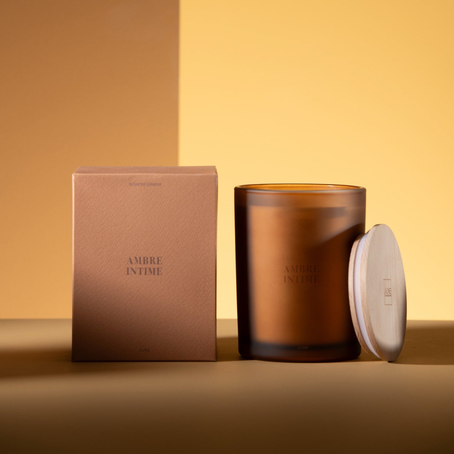 Geurkaars Accords Essentiels Ambre Intime 52 Uur - Geurkaars - J-Line - livinglovely.nl