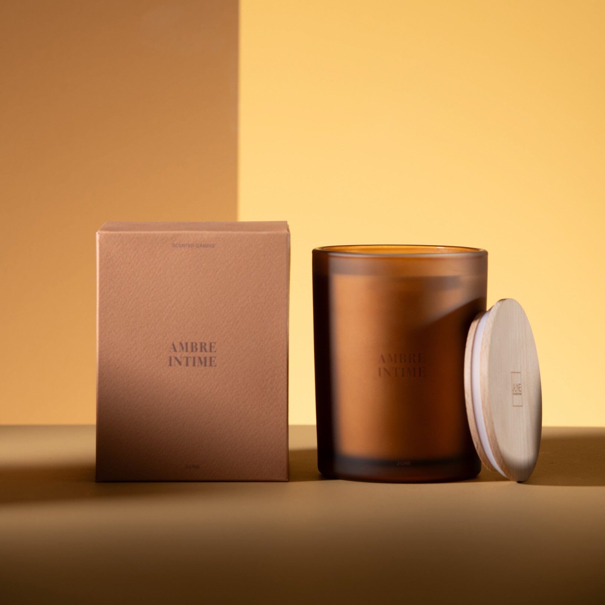 Geurkaars Accords Essentiels Ambre Intime 52 Uur - Geurkaars - J-Line - livinglovely.nl