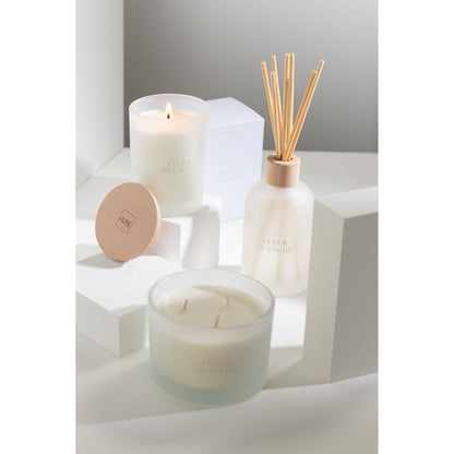 Geurkaars Accords Essentiels Fleur Blanche 38 Uur van J-Line samen met bijpassende geurstokjes uit de Fleur Blanche lijn