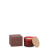 Geurkaars Accords Essentiels Rose Séduisante 28 Uur van J-Line, rode glazen pot met houten deksel naast de geschenkdoos