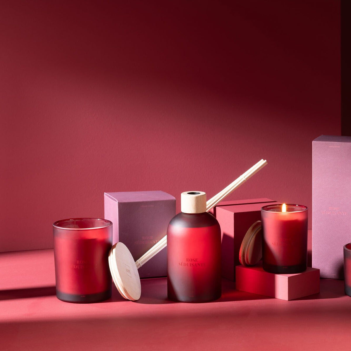 Complete Accords Essentiels Rose Séduisante collectie van J-Line met geurkaarsen en geurstokjes
