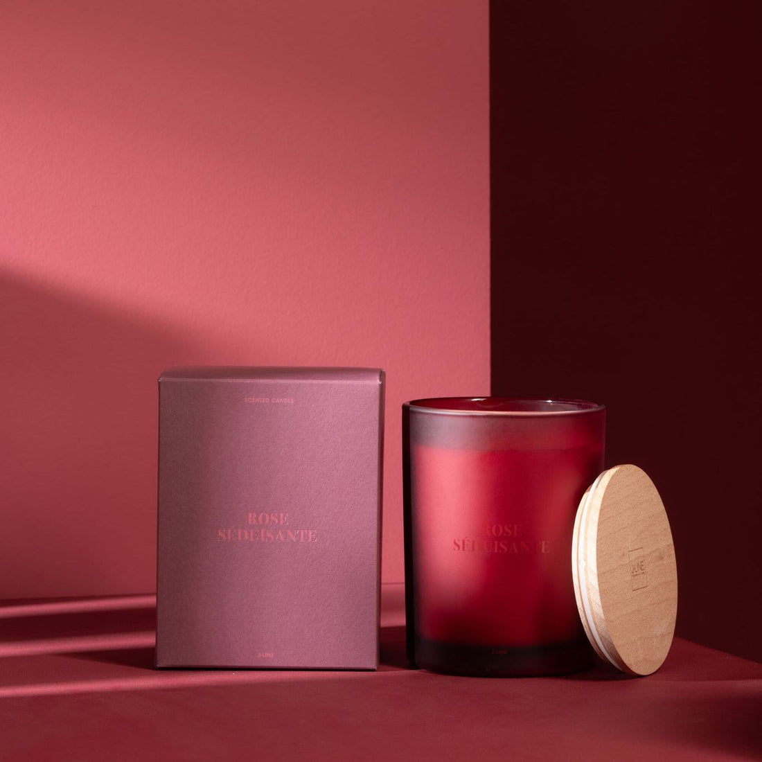 Geurkaars Accords Essentiels Rose Séduisante 52 Uur van J-Line met bijpassende doos in een sfeervolle rode setting